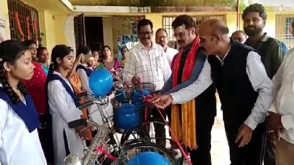 सरस्वती साइकिल योजना से बेटियों की शिक्षा को मिल रहा संबल, 1... - CG Sandesh