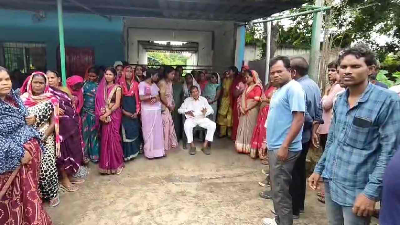 बरबसपुर में प्रस्तावित शराब दुकान का विरोध तेज, महिलाओं के आंदोलन में पूर्व गृहमंत्री ननकी राम कंवर भी शामिल