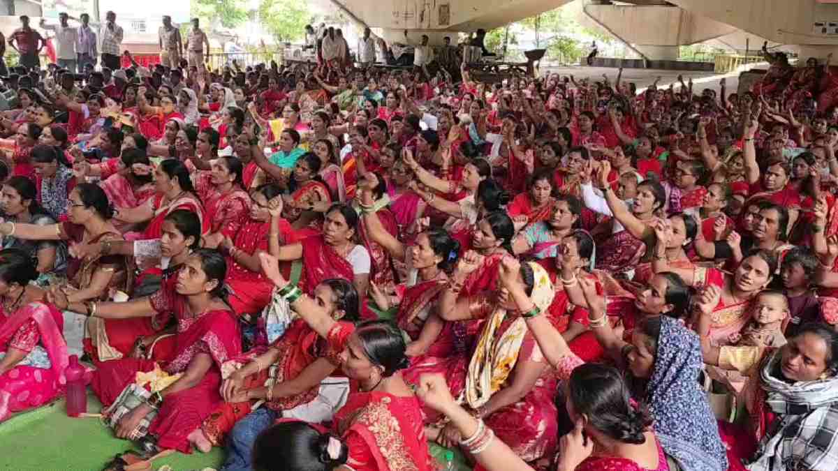 राजनांदगांव में ट्रेड यूनियनों का धरना प्रदर्शन, चार श्रम कानून वापस लेने समेत कई मांगों को लेकर नारेबाजी