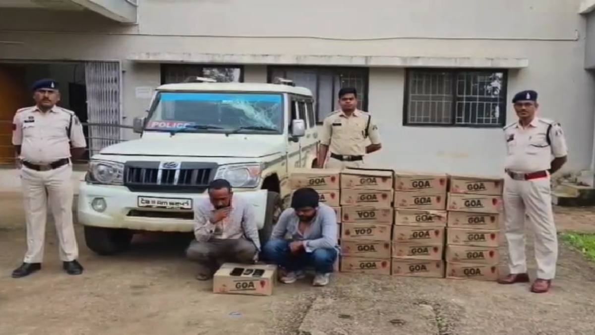 बोलेरो पर लिख रखा था ‘पुलिस’, अंदर लदी थी शराब; नाकेबंदी में दो तस्कर गिरफ्तार