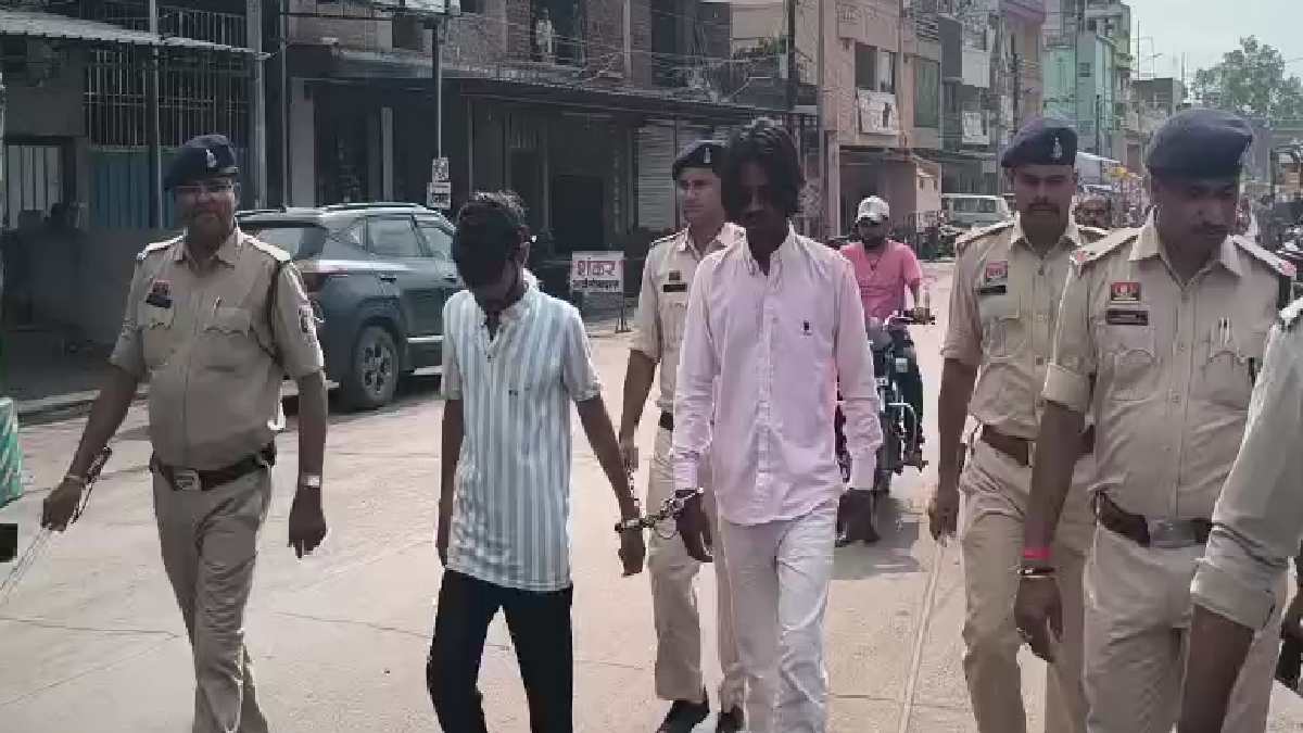 चाकू लहराकर दहशत फैलाने वाले दो बदमाश गिरफ्तार, पुलिस ने निकाला जुलूस