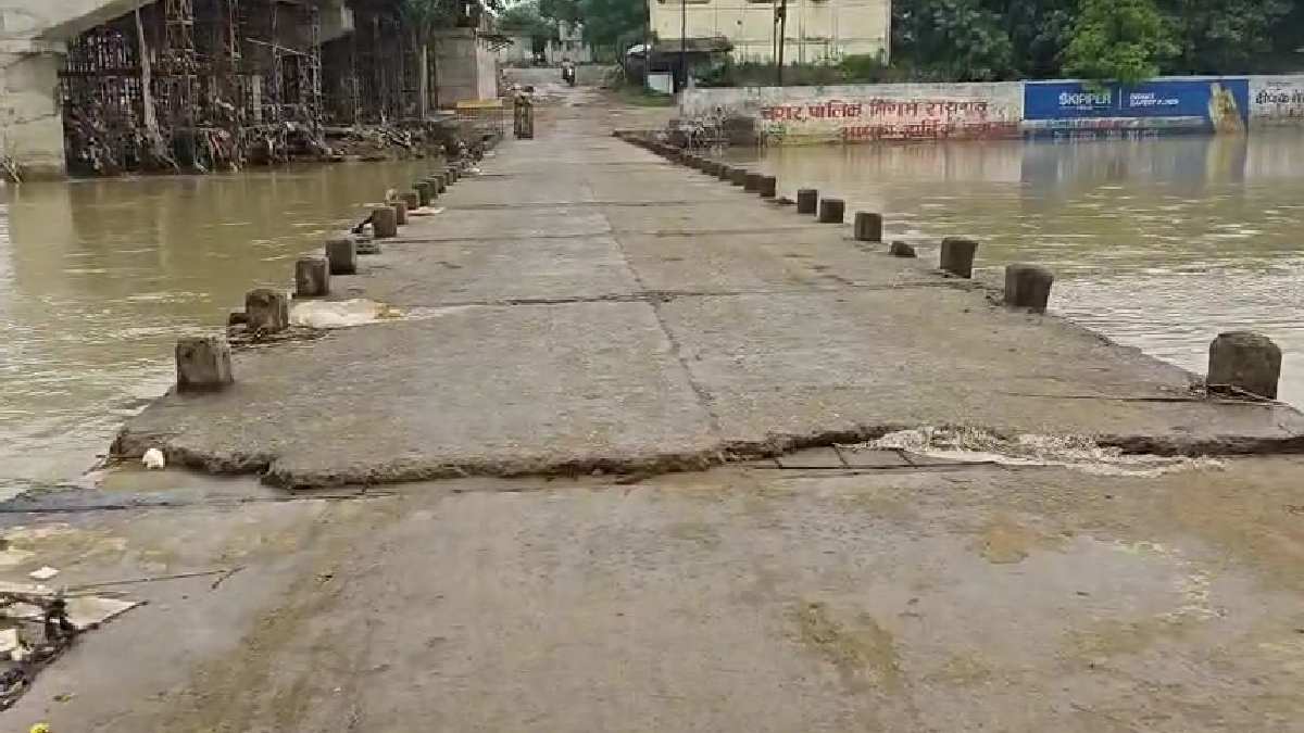 बरसात में पुलिया क्षतिग्रस्त, हादसे का खतरा, राहगीरों ने जल्द मरम्मत की मांग की