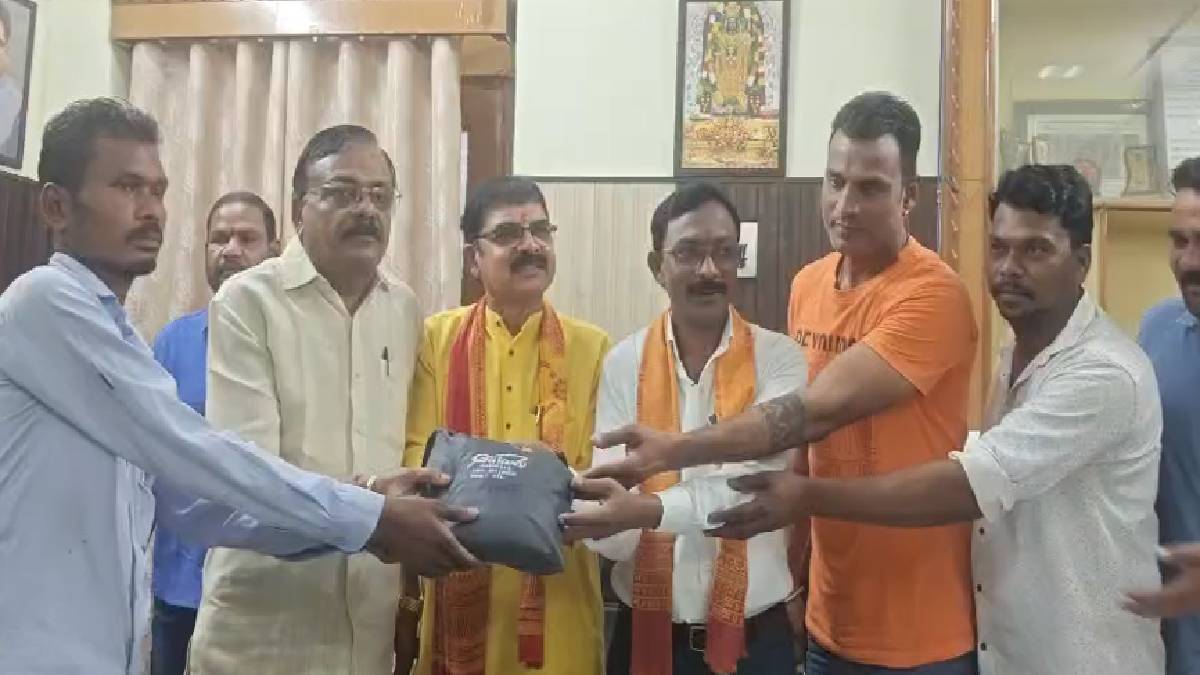 बारिश में ड्यूटी करने वाले नगर निगम कर्मचारियों को मिले रेनकोट