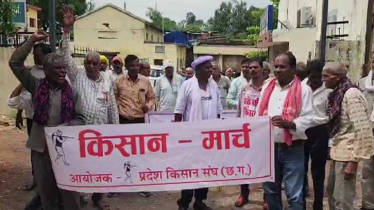 सहकारी बैंक से कलेक्ट्रेट तक किसानों का मार्च, समर्थन मूल्य गारंटी कानून लागू करने की मांग