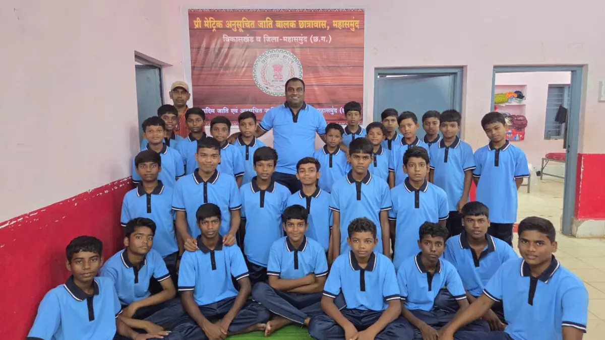 महासमुंद : प्री-मैट्रिक अनुसूचित जाति बालक छात्रावास में  विद्यार्थियों को लोअर, टी-शर्ट एवं दैनिक उपयोग की सामग्री वितरित