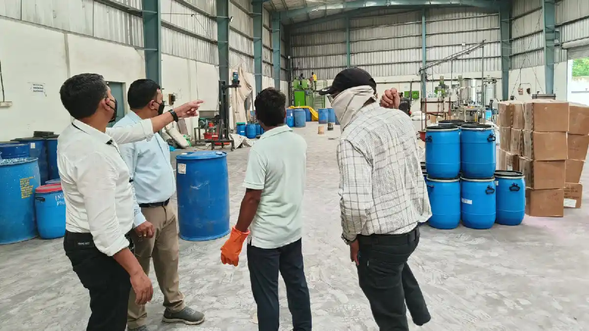महासमुंद : ओजस एग्रो केमिकल एवं जेनिथ एग्रीजोन बिरकोनी का औचक निरीक्षण, अनियमितताओं पर कार्रवाई