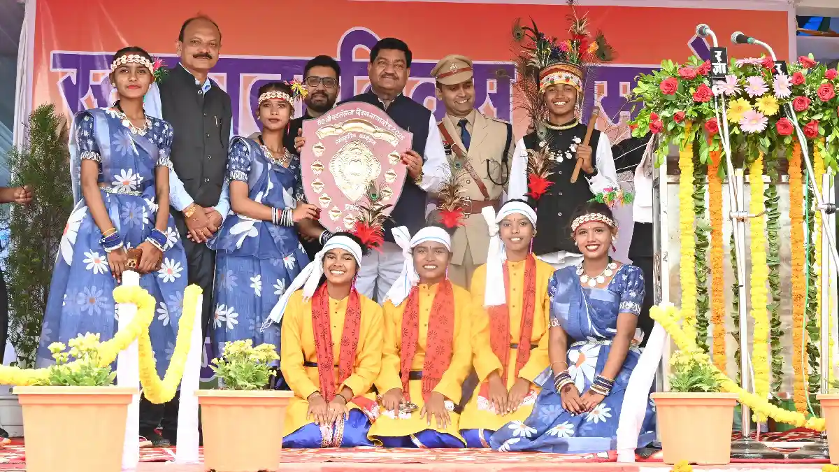 महासमुंद में जिले के प्रभारी एवं खाद्य मंत्री दयालदास बघेल ने किया ध्वजारोहण, मुख्यमंत्री के जनता के नाम संदेश का किया वाचन