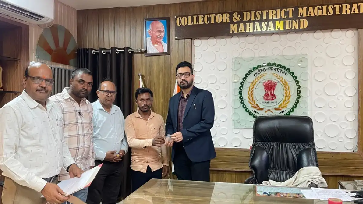 महासमुंद : घर की खुदाई में मिले निखात को विजय कुम्हार ने कलेक्टर को सौंपा