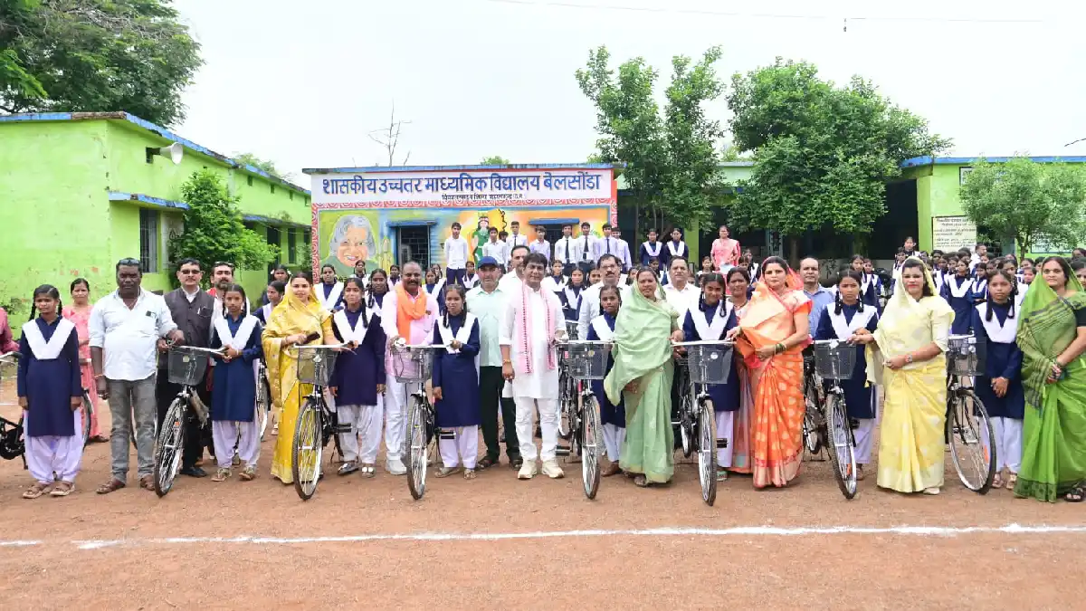 महासमुंद : विधायक योगेश्वर राजू सिन्हा ने किया सरस्वती साइकिल योजना के तहत छात्राओं को निःशुल्क साइकिल वितरण