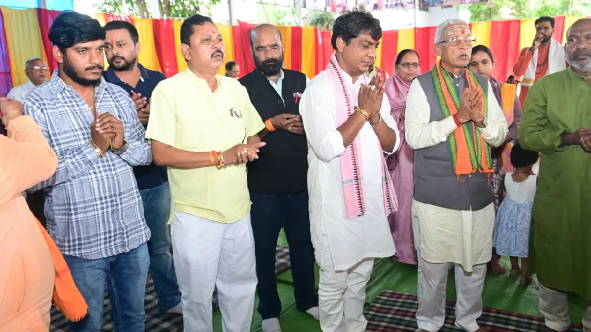 महासमुंद : रुद्राभिषेक एवं हवन पूजन में शामिल हुए डॉ. रामप्रताप सिंह