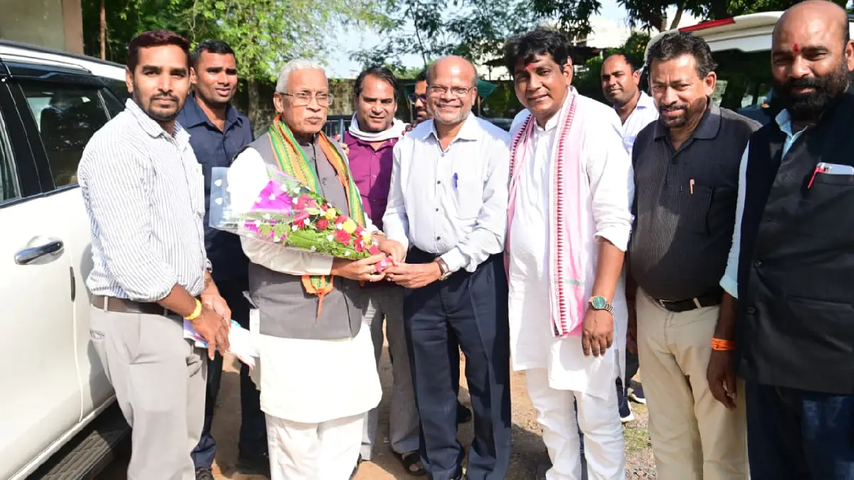 महासमुंद : छत्तीसगढ़ भवन एवं अन्य सन्निर्माण कर्मकार कल्याण मंडल के अध्यक्ष डॉ. रामप्रताप सिंह ने किया श्रम विभाग का निरीक्षण