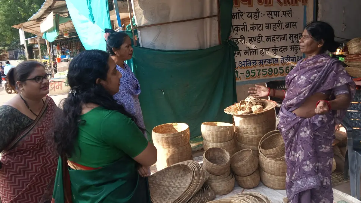 महासमुंद : सीईओ अनुपमा आनंद ने झलप में पीएम सूर्य घर योजना और बिहान समूह की आजीविका गतिविधियों का किया निरीक्षण