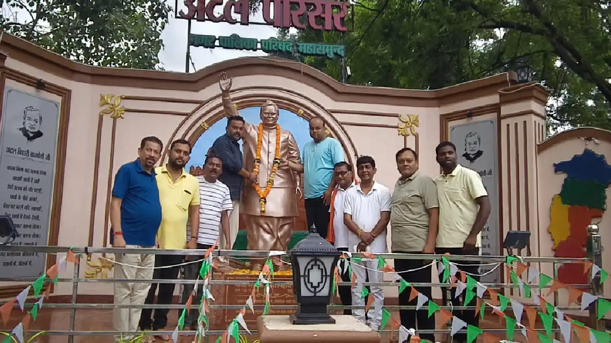महासमुंद : लोकतंत्र की गरिमा तथा राष्ट्र निर्माण के प्रति उनका समर्पण सदैव अटल रहा : योगेश्वर राजू सिन्हा 