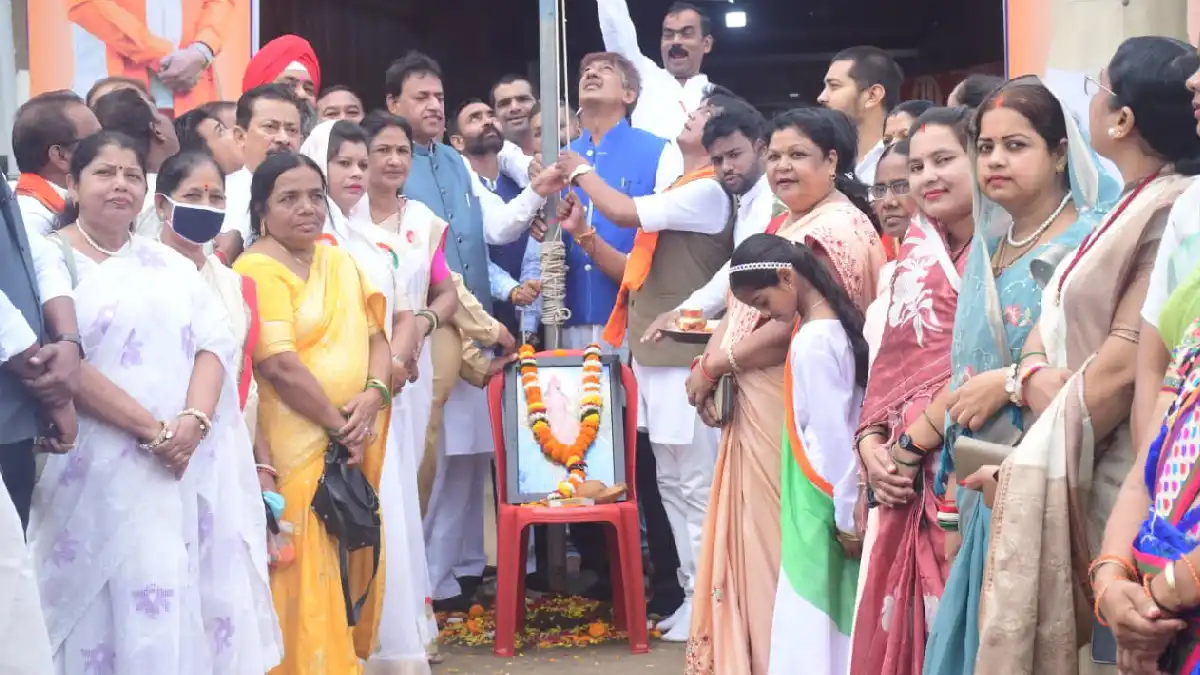 महासमुंद : विधायक योगेश्वर राजू सिन्हा ने स्वतंत्रता दिवस पर कार्यालय में किया ध्वजारोहण