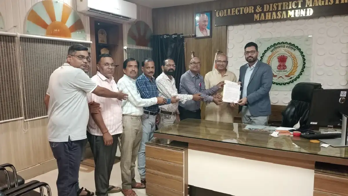 महासमुंद : सावरकर पर प्रश्न पूछने के कारण निलंबित शिक्षक गुरु प्रसाद के समर्थन में उतरा शिक्षक संघ
