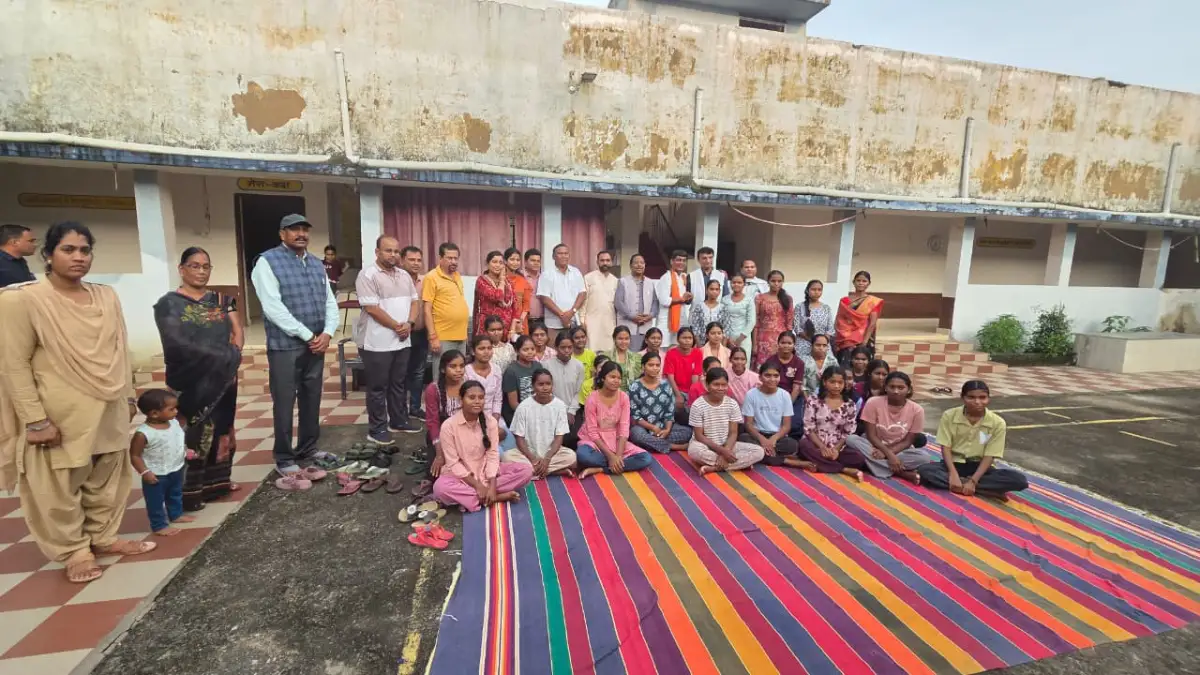 महासमुंद : मंत्री रामविचार नेताम ने किया पोस्ट मैट्रिक आदिवासी कन्या छात्रावास का आकस्मिक निरीक्षण