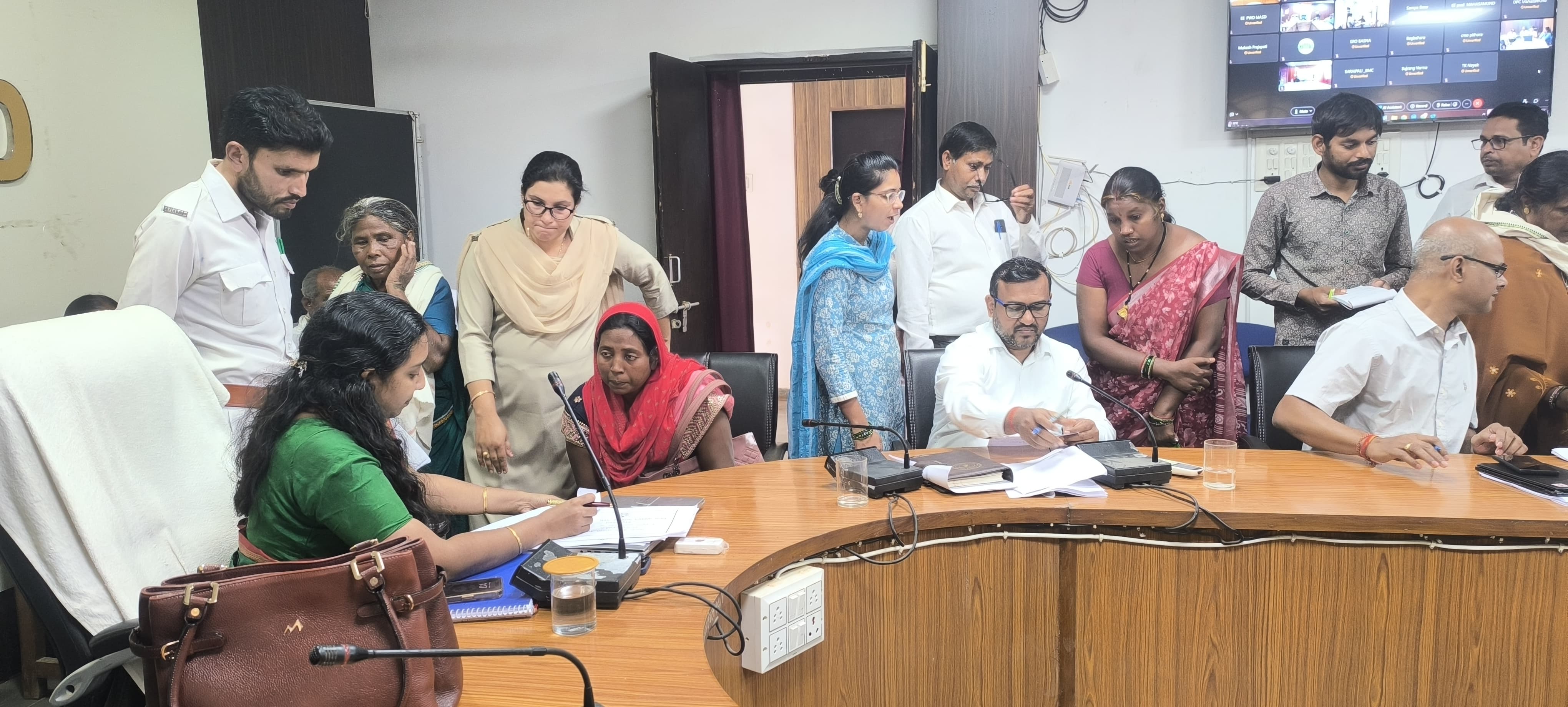 महासमुंद : जिला पंचायत सीईओ अनुपमा आनंद ने कलेक्टर जनदर्शन में आमजनों की सुनी समस्याएं, 35 आवेदन प्राप्त  हुए