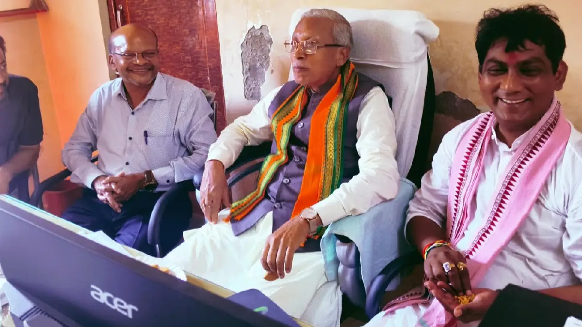महासमुंद : कर्मकार कल्याण मंडल के अध्यक्ष डॉ. रामप्रताप सिंह पहुंचे श्रम पदाधिकारी कार्यालय