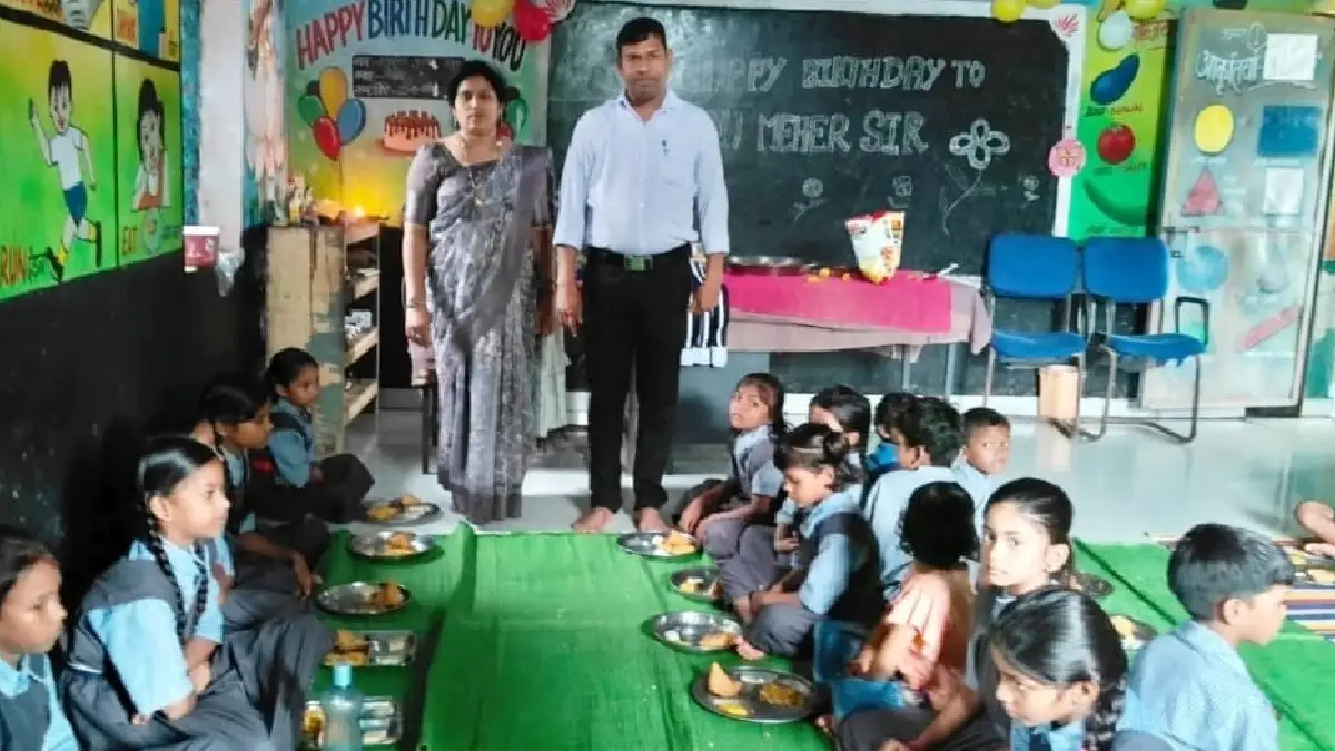 सरायपाली : शिक्षक के जन्मदिवस के अवसर पर शासकीय प्राथमिक शाला  बिजातीपाली मे न्योता भोज और बच्चों को टाई बेल्ट वितरण