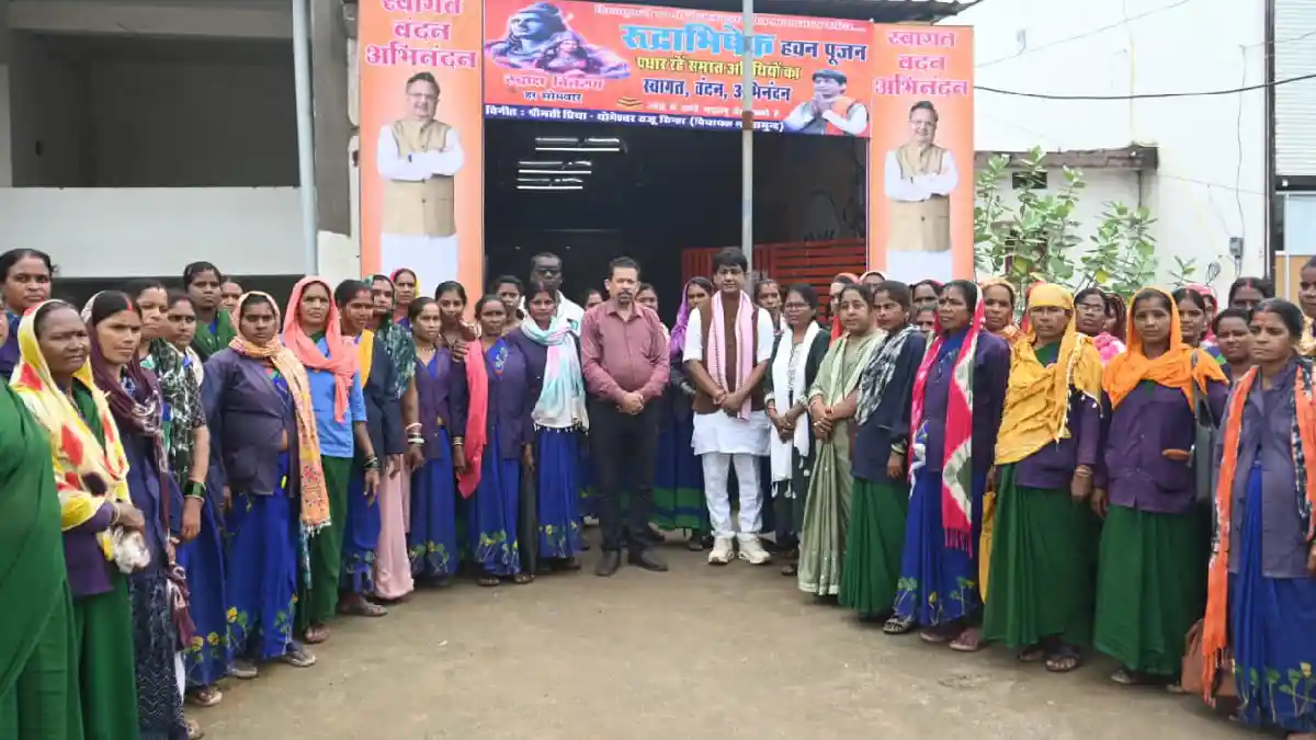 महासमुंद : मांग पूरी होने पर स्वच्छता कर्मियों ने जताया विधायक का आभार
