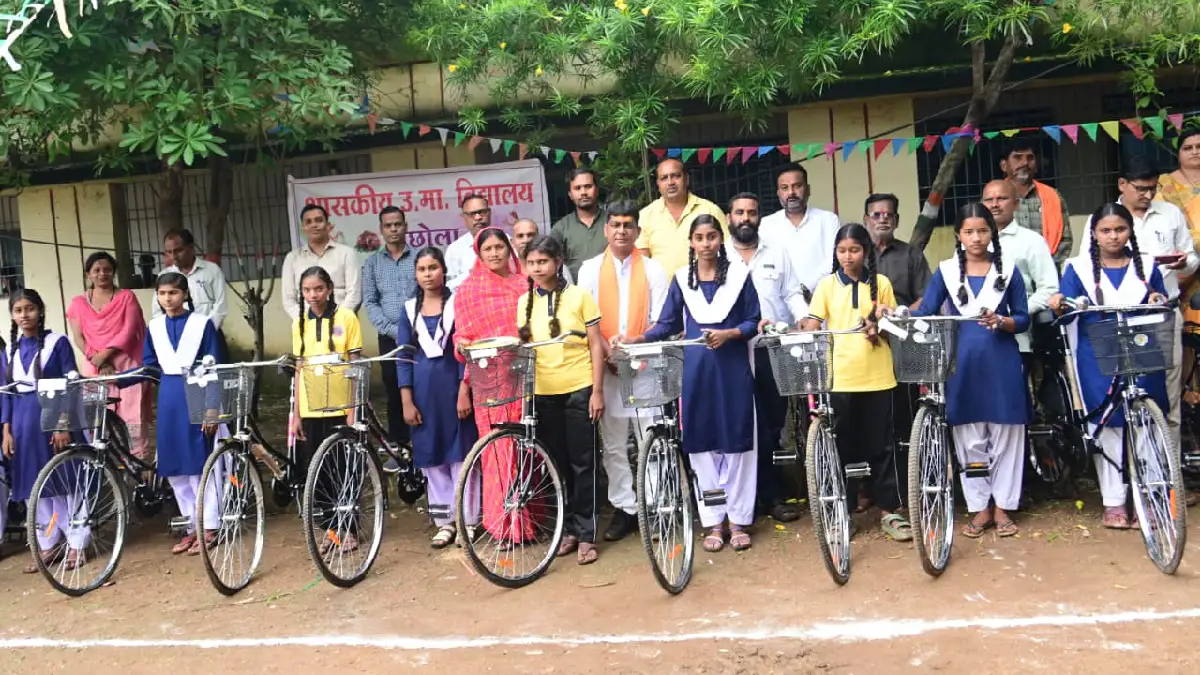 महासमुंद : सरस्वती साइकिल योजना के तहत छात्राओं को मिली साइकिल, विधायक ने दी उज्ज्वल भविष्य के लिए शुभकामनाएं
