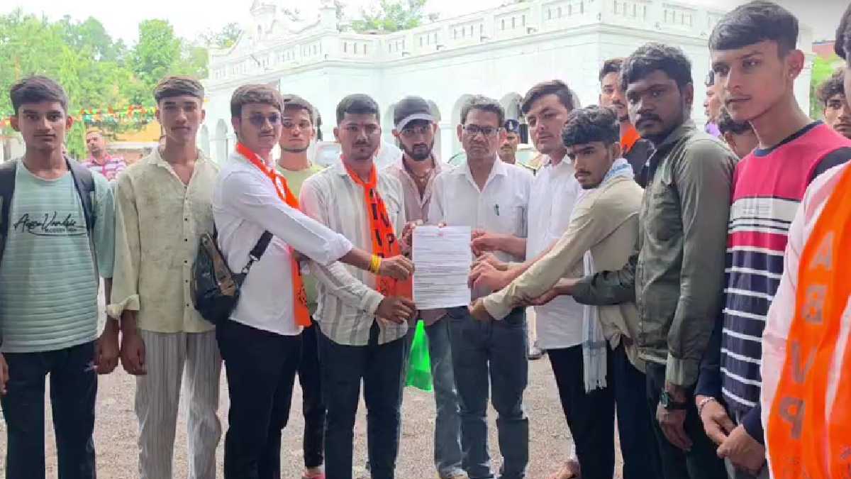 स्कूलों में शिक्षक नहीं, डीईओ कार्यालय में संलग्नता! अभाविप ... - CG Sandesh