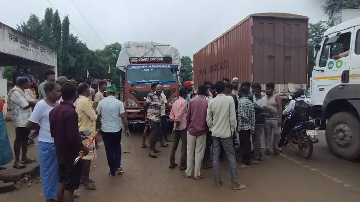RTO की कार्रवाई के विरोध में ट्रक चालकों का चक्काजाम, NH-30 ... - CG Sandesh