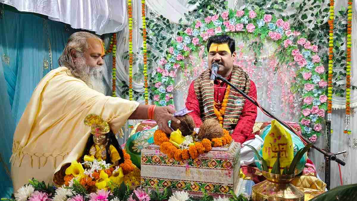 कमरछठ पर्व पर भागवत कथा में शामिल हुए राजेश्री महन्त रामसुन्दर दास, बोले—माता-पिता की सेवा से सफल होता है जीवन
