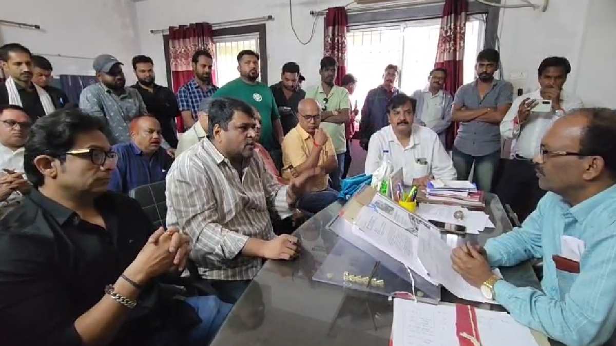 सड़क पर गोवंश की मौत को लेकर कांग्रेस का प्रदर्शन, पशुधन विकास विभाग कार्यालय का किया घेराव
