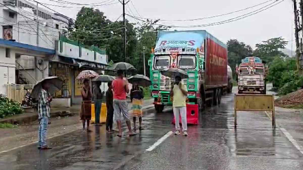 बोड़ला में करीब 8 गौवंशों की मौत से आक्रोश, गौसेवकों ने NH-30 किया जाम