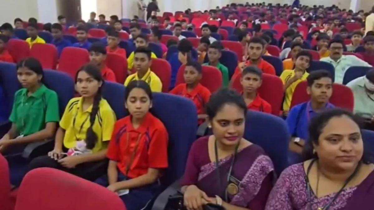 राजनांदगांव में तिमाही परीक्षा के बीच 250 छात्र पहुंचे सरकार... - CG Sandesh