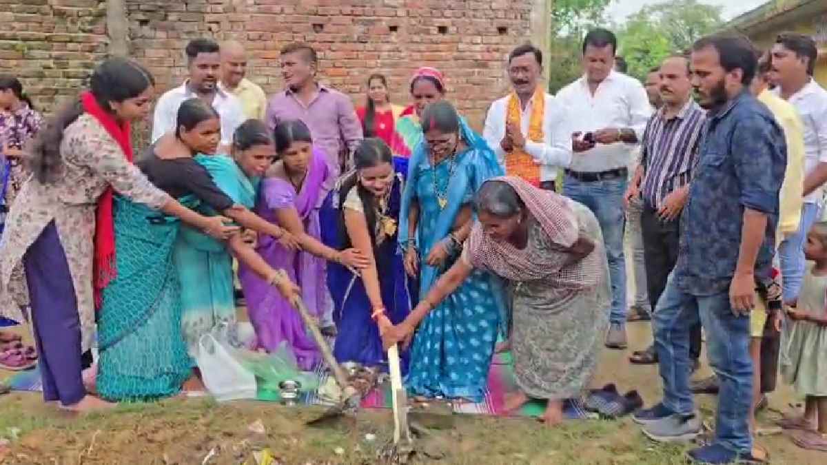 साइकिल से वार्डों का दौरा, कायाघाट में आंगनबाड़ी भवन का भूमिपूजन