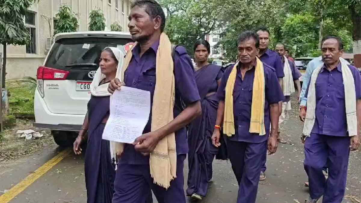 सेवा भूमि के मुआवजे की मांग, 8 गांवों के कोटवारों ने कलेक्टर को सौंपा ज्ञापन