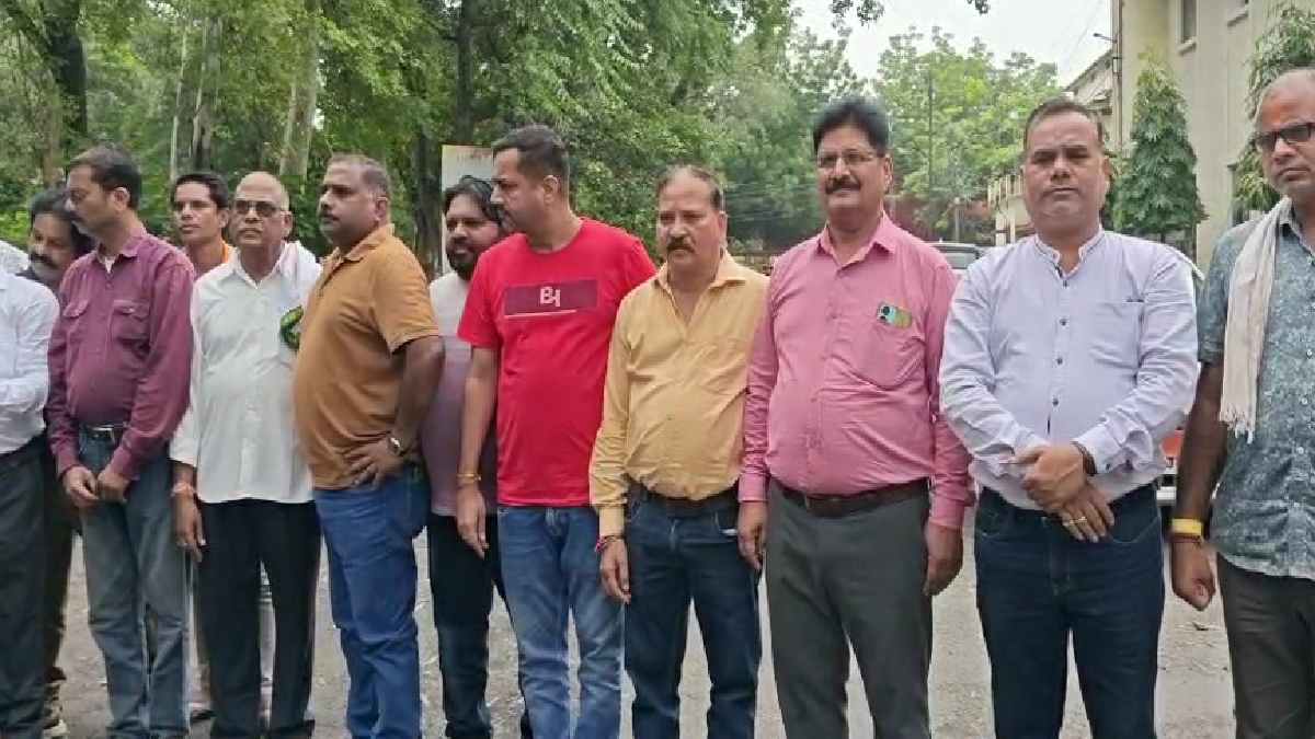 ढिमरापुर रोड की बदहाली पर कांग्रेस मुखर, कलेक्टर को सौंपा ज्ञापन