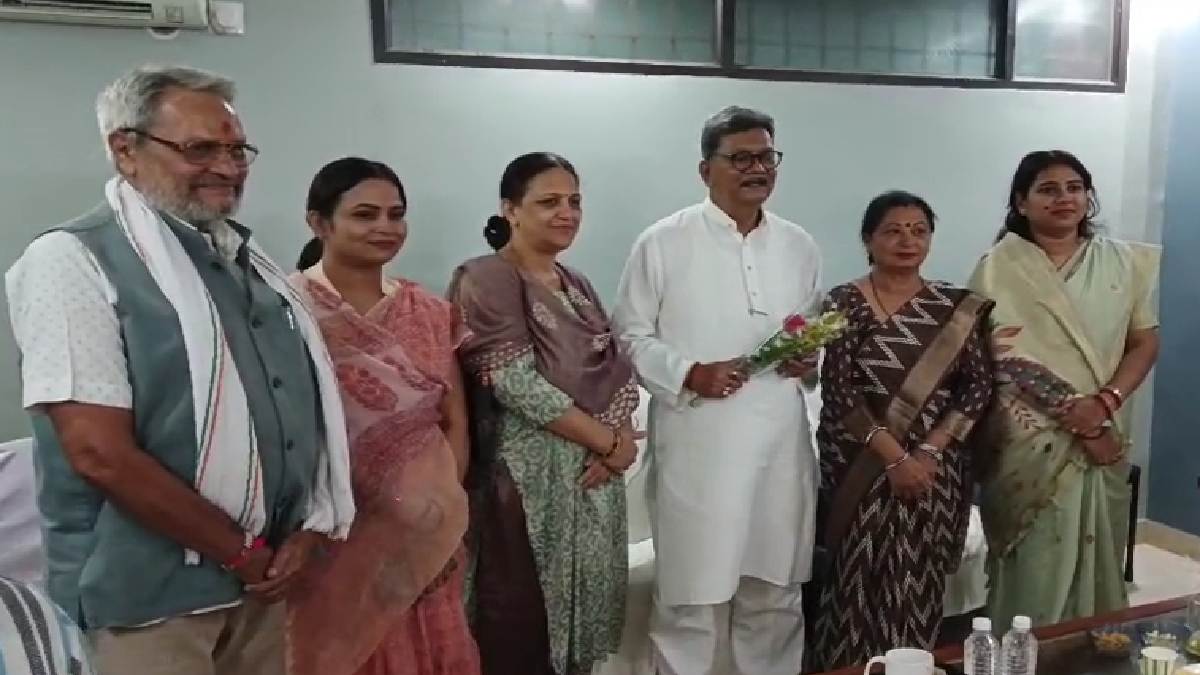 बिलासपुर में कांग्रेस नेता श्याम कश्यप पर हमले के बाद चरणदास महंत ने की मुलाकात, कानून व्यवस्था पर उठाए सवाल