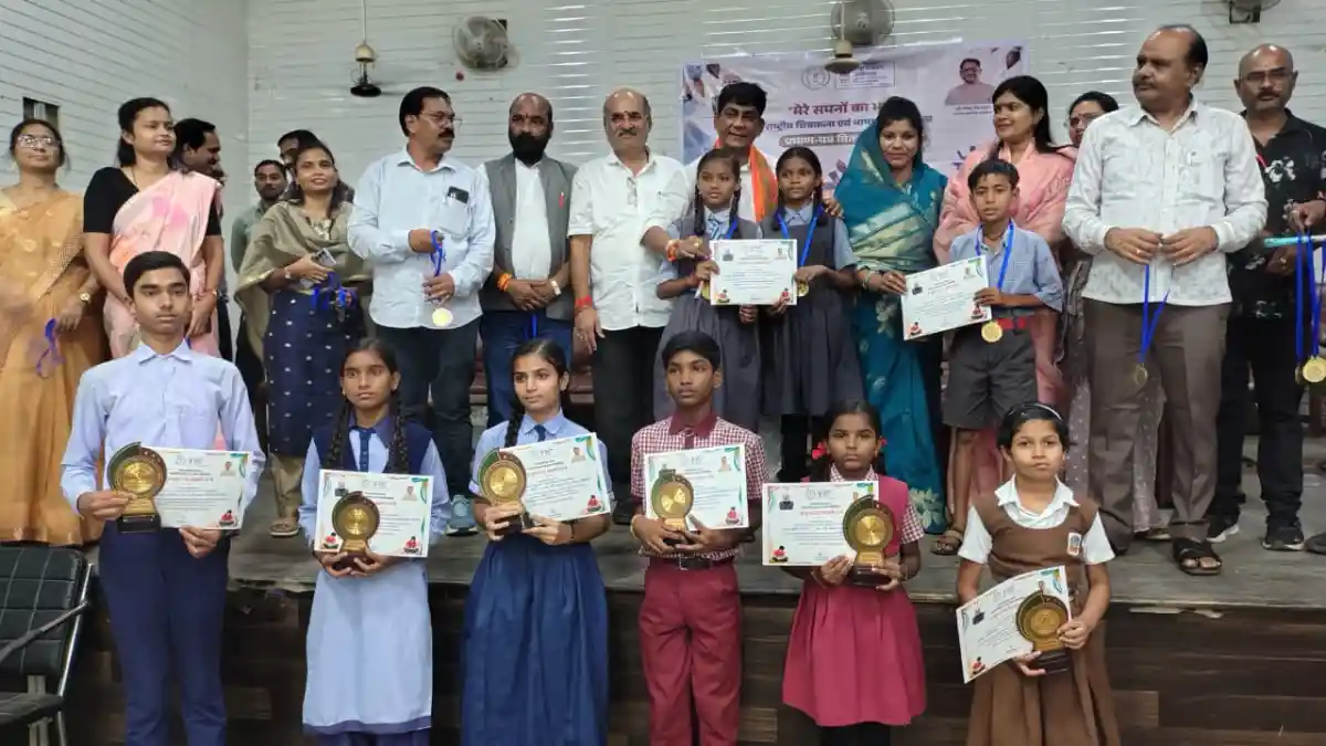 38 संकुलों से 200 से अधिक चित्रों की भव्य प्रदर्शनी; चयनित प... - CG Sandesh
