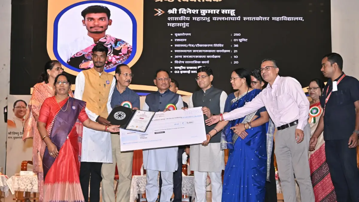 स्वयंसेवक दिनेश कुमार साहू को मिला रासेयो राज्य स्तरीय पुरस्... - CG Sandesh