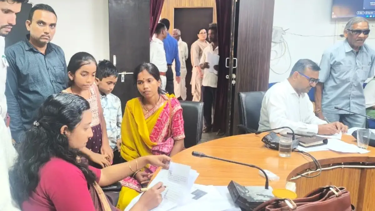 महासमुंद : जिला पंचायत सीईओ ने सुनी नागरिकों की मांग एवं समस... - CG Sandesh