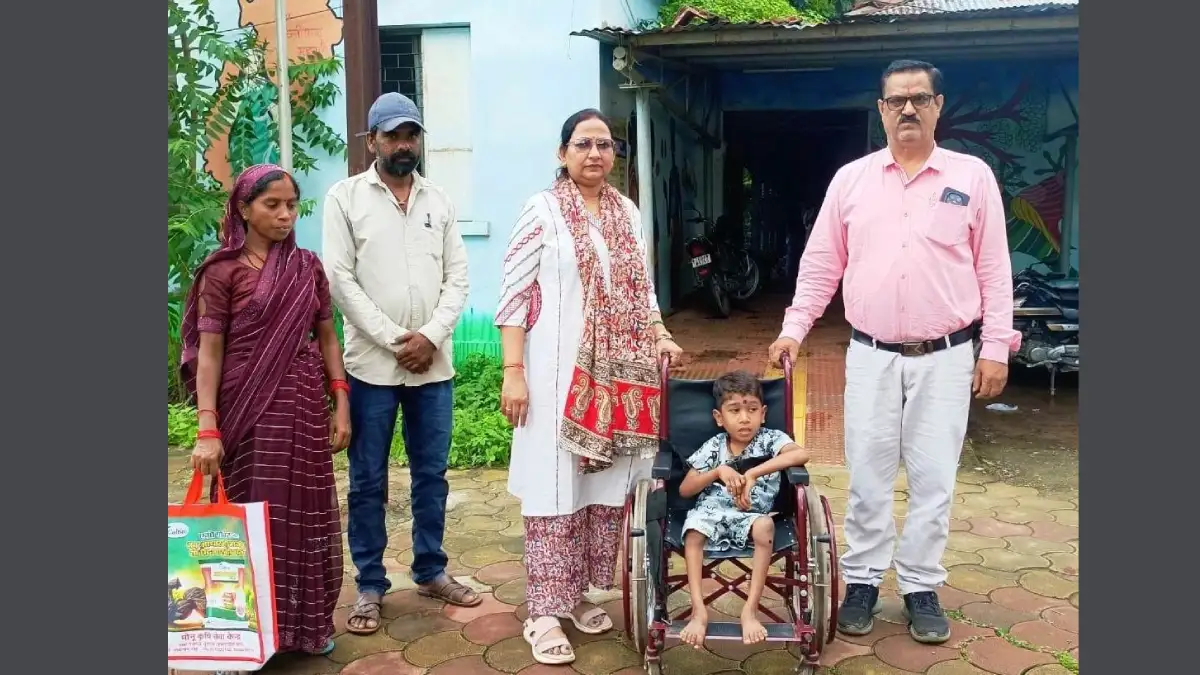 महासमुंद : व्हील चेयर मिलने से चंद्रहास के भीतर जगा आत्मविश्... - CG Sandesh