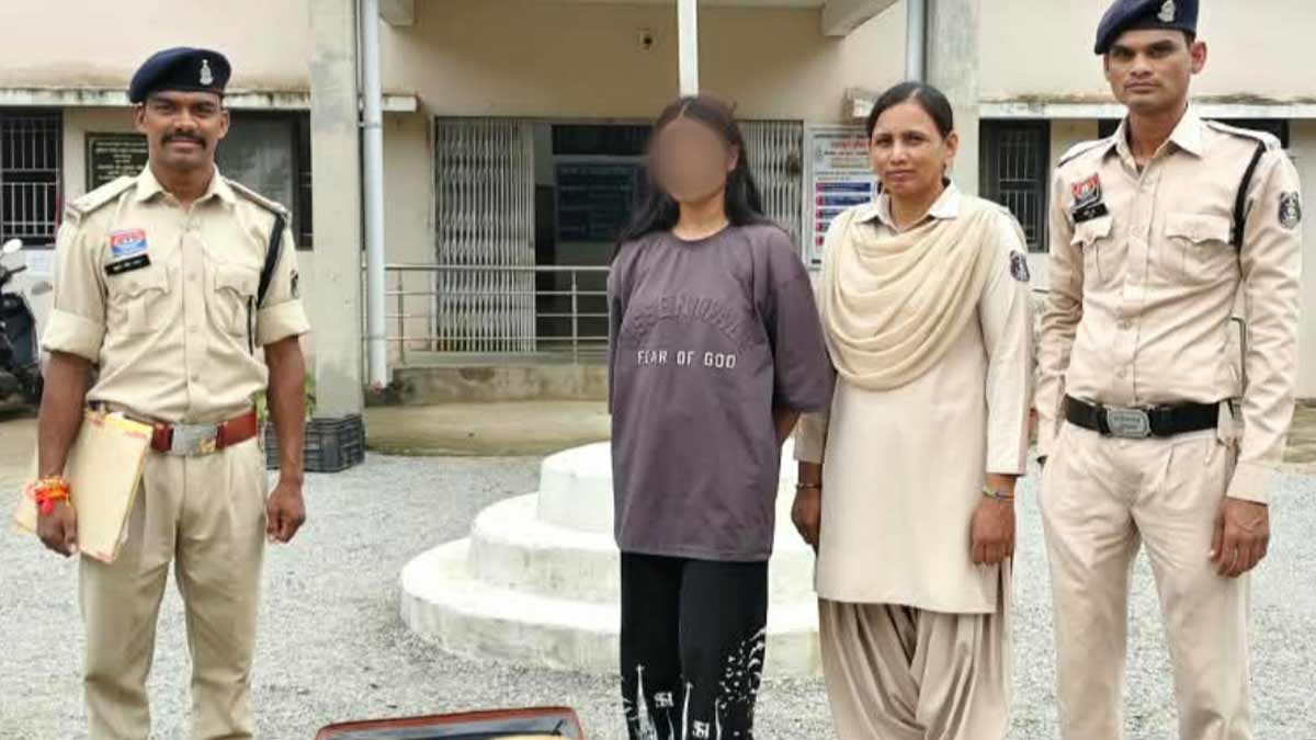 कोमाखान : बस का इंतजार करते गांजा तस्कर, एक महिला एवं एक विधि से संघर्षरत बालक गिरफ्तार